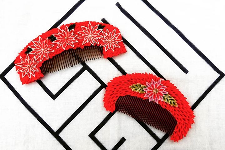 貴重なつまみ飾りの前櫛が入荷しました。職人の手仕事による菊を