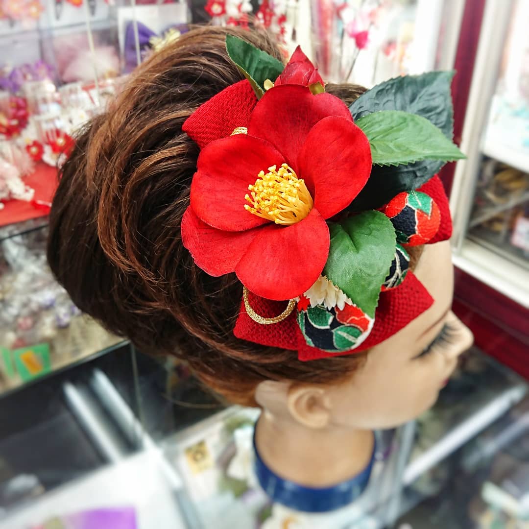今日の成人式ヘア リボンベースに大ぶりな椿が花開いてます リボンが 今日の成人式ヘア リボンベースに大ぶりな椿が花開いてます リボンが