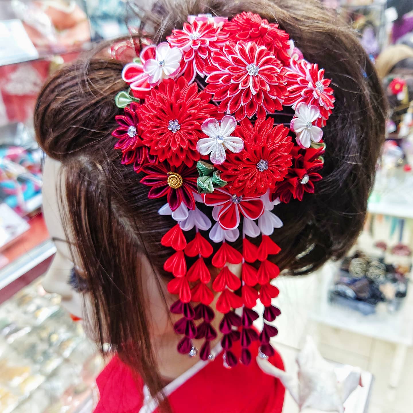 当店で恐らく一番大きい花簪。良く見ると色んな小花が寄り添って