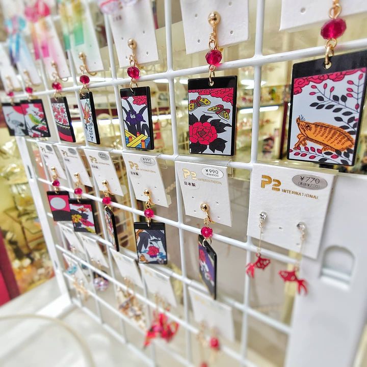 花札シリーズ 実はかんざし以外にピアスとイヤリングもあります こちらも表裏のデ コマチヘア