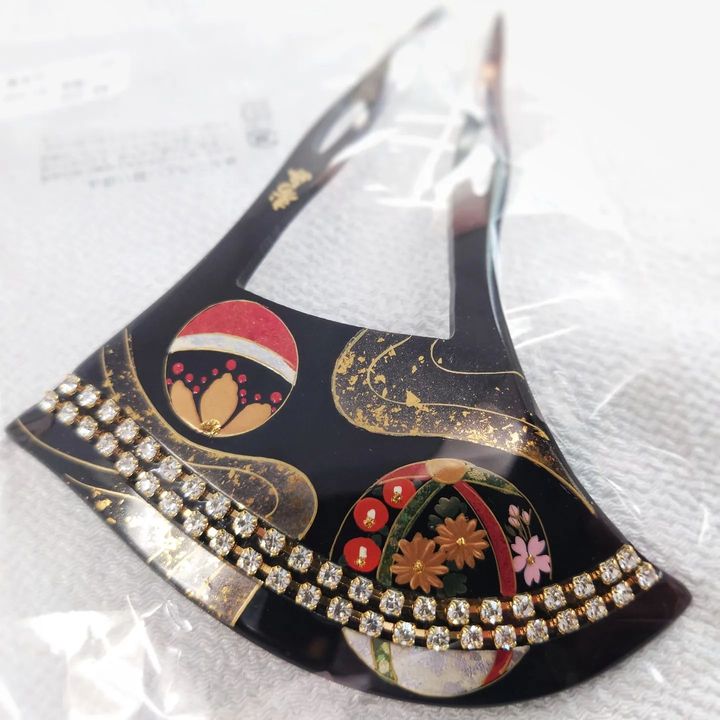 新作のバチ型かんざしが入荷しました。こちらは蒔絵柄+ラインストーンデコレーショ… コマチヘア